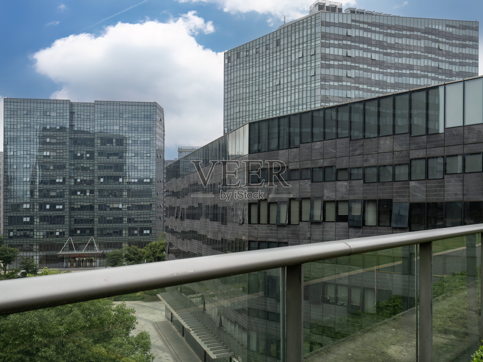 蓝天白云下的现代建筑。照片摄影图片