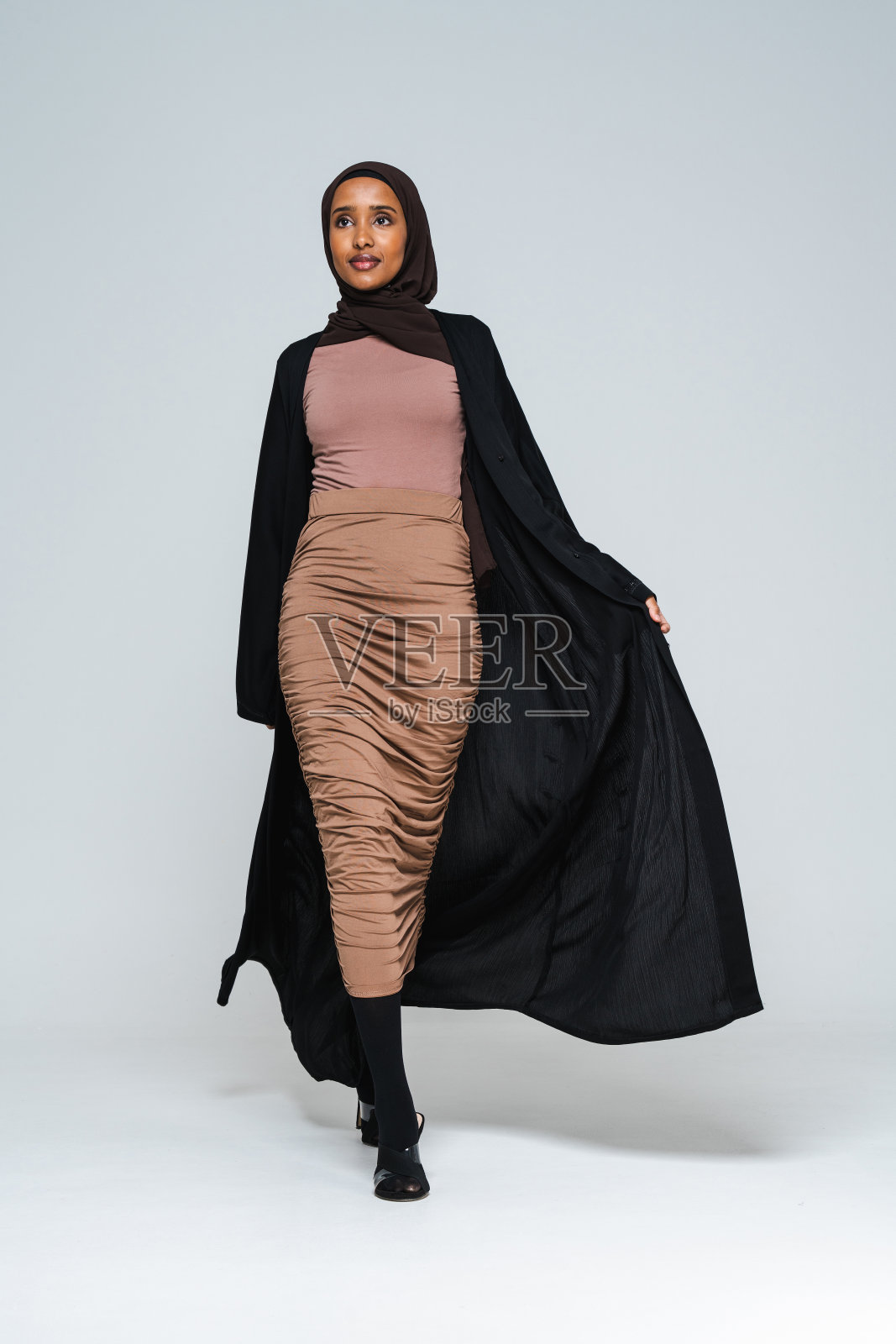 美丽的阿拉伯中东妇女与传统的长袍在工作室照片摄影图片