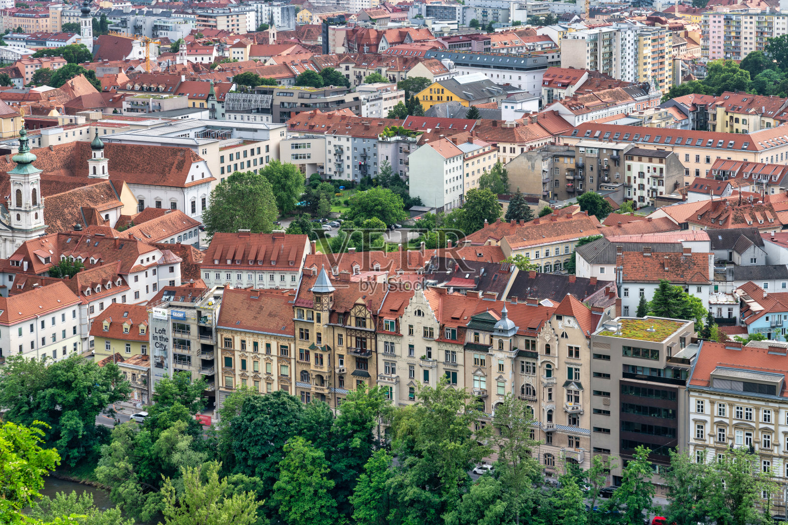 格拉茨全景:奥地利迷人的城市景观照片摄影图片