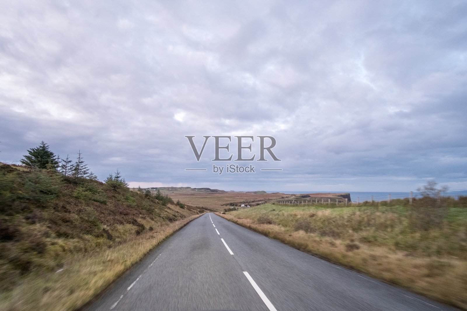 苏格兰高地山林景观公路。自驾游，度假的概念。照片摄影图片