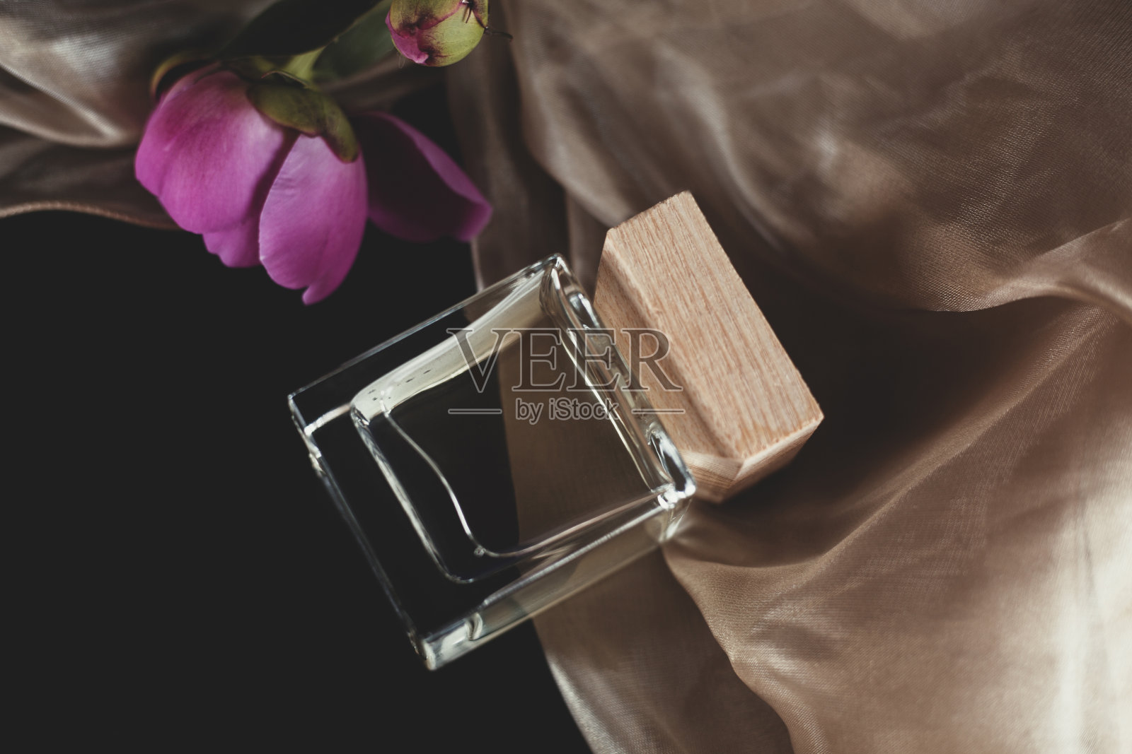 香水瓶和粉红色的花照片摄影图片