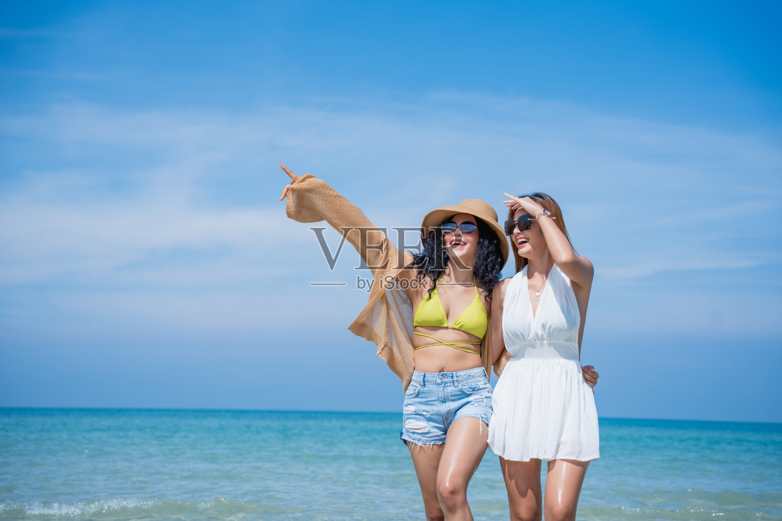 快乐的女孩享受自由，漫步在沙滩上。暑假和假期的概念。照片摄影图片