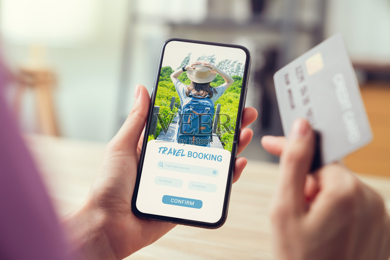 手持智能手机与应用程序预订机票旅游搜索机票度假酒店网站，概念技术在线营销和推广。照片摄影图片