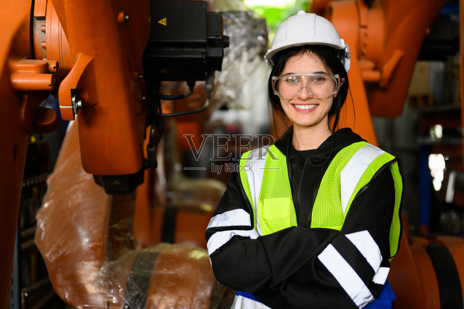 快乐的女维修工程师工人在工业工厂工作照片摄影图片