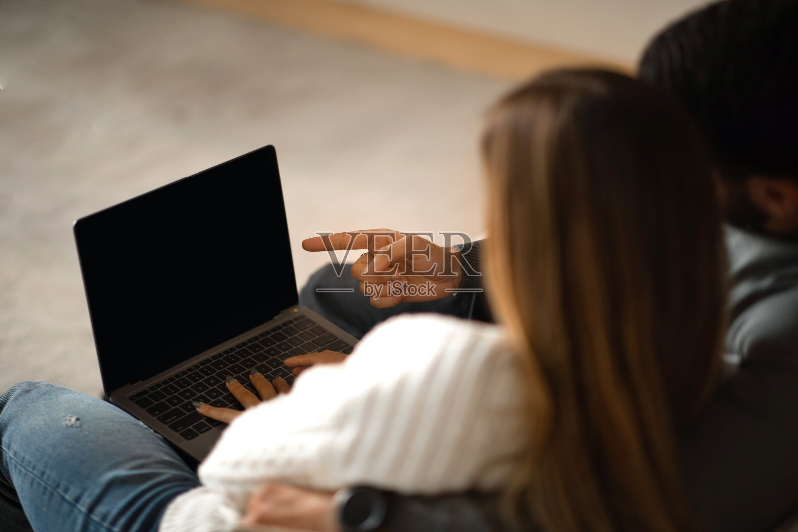 国际千禧一代夫妇在空白屏幕的笔记本电脑上展示手指，进行视频通话，享受观看视频照片摄影图片