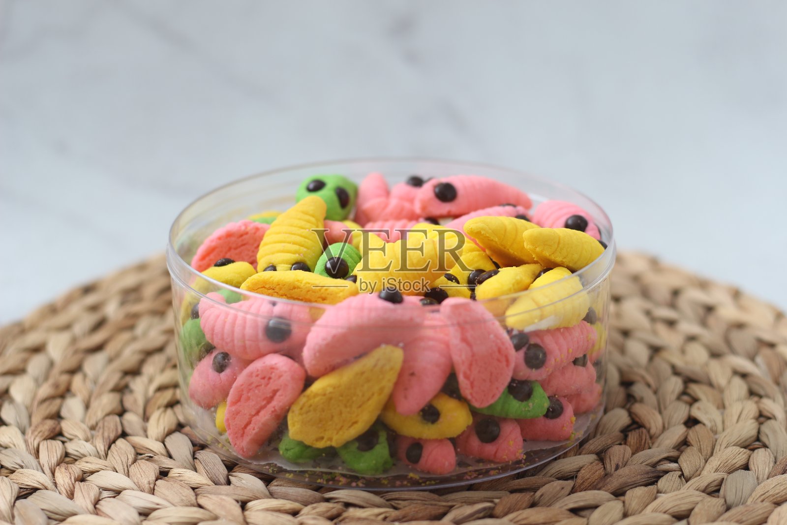 各种颜色的毛毛虫蛋糕照片摄影图片