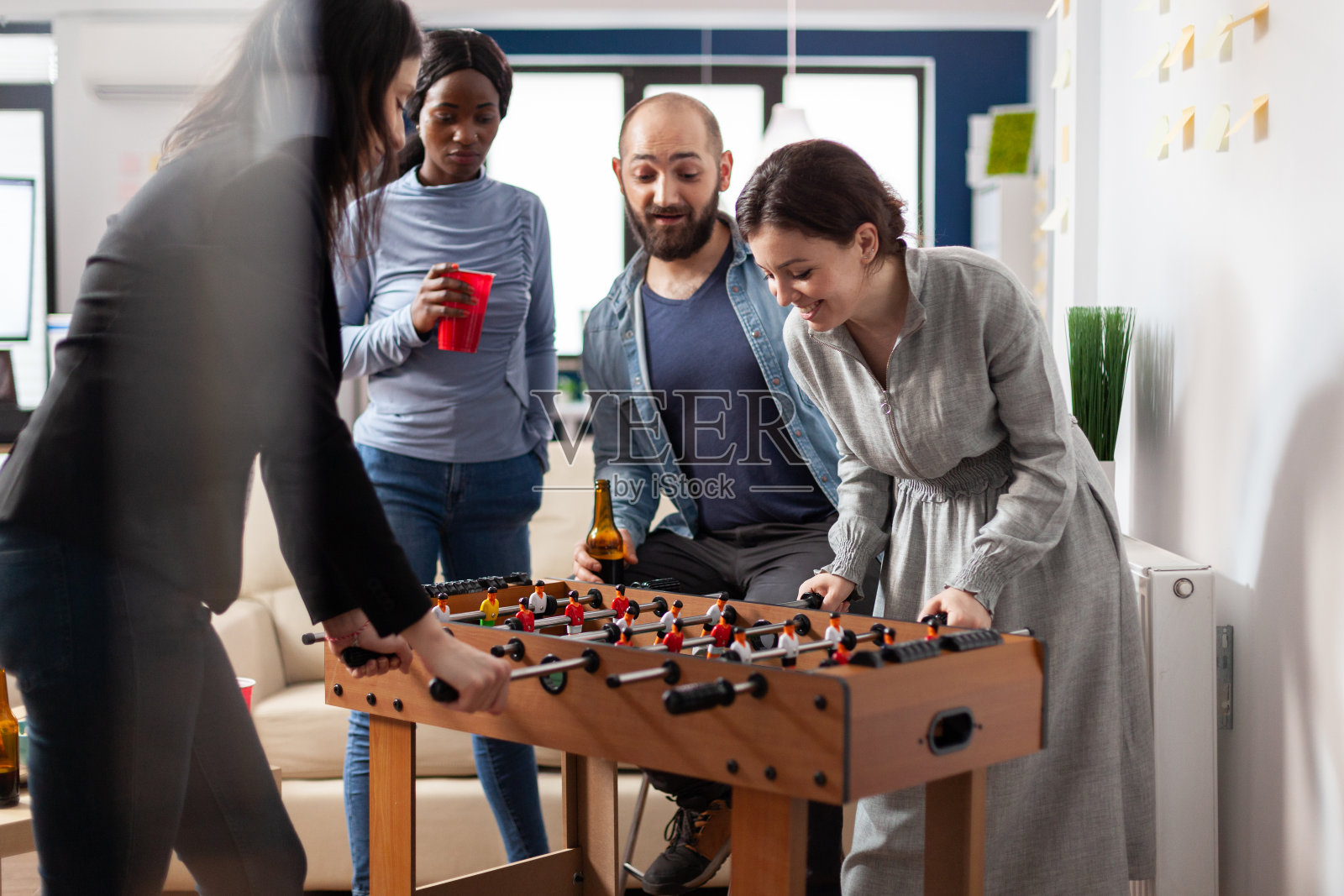 多民族的人们在桌上足球比赛照片摄影图片