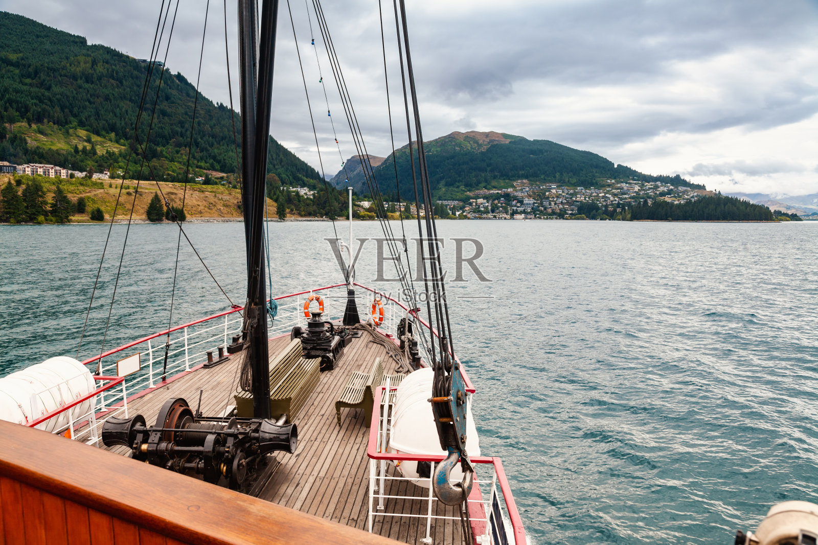 新西兰南岛瓦卡蒂普湖上的游轮照片摄影图片