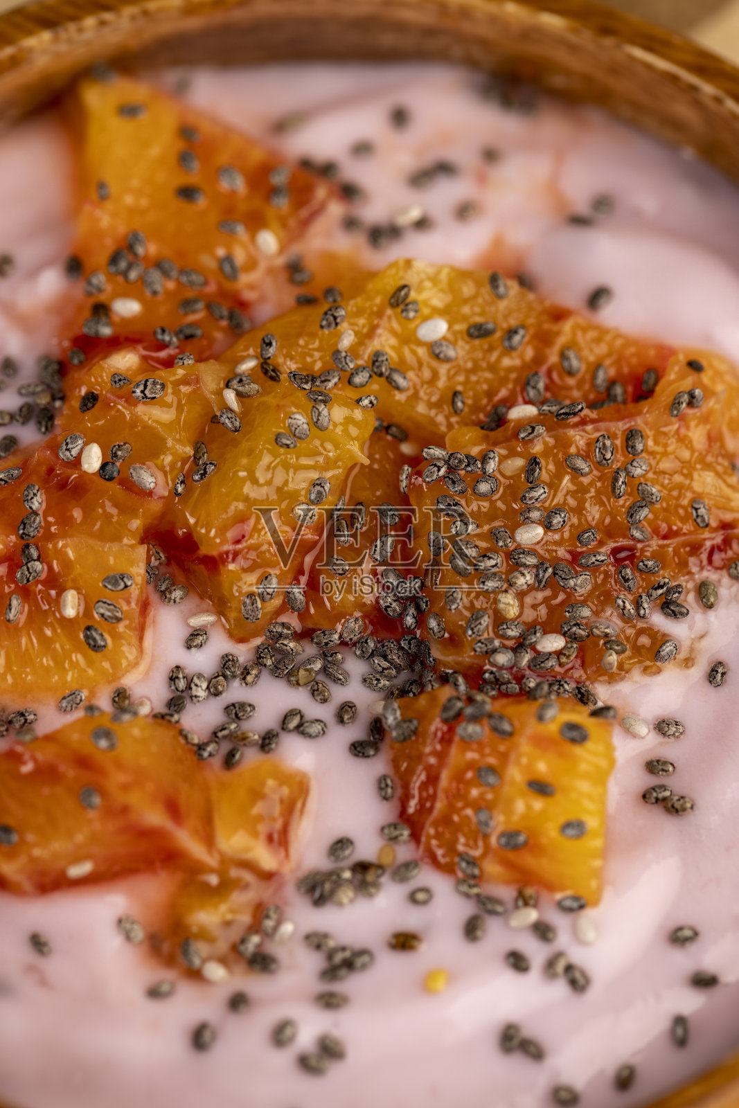 新鲜酸奶配浆果和水果配红橙子照片摄影图片