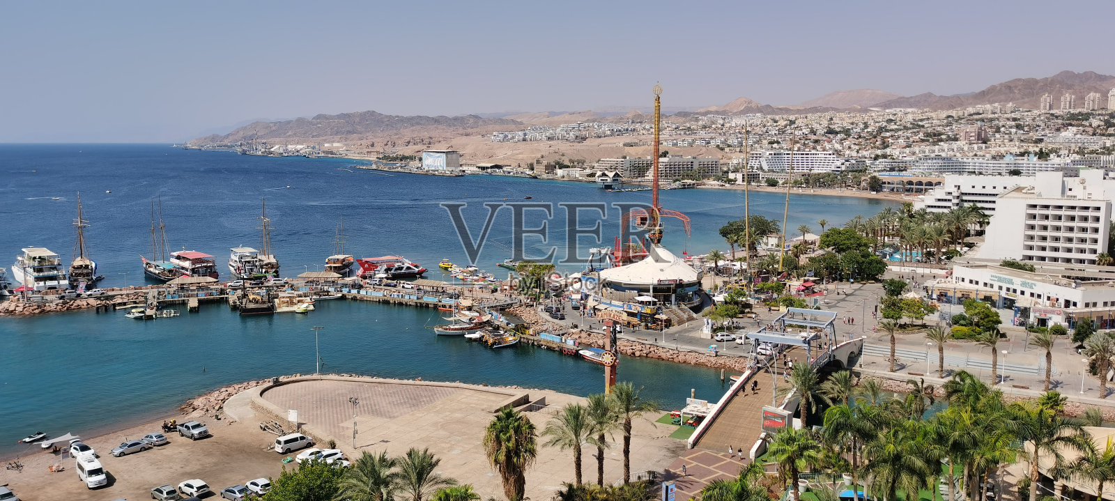 以色列埃拉特：2023年5月，海滨长廊、红海、泳池、棕榈树照片摄影图片