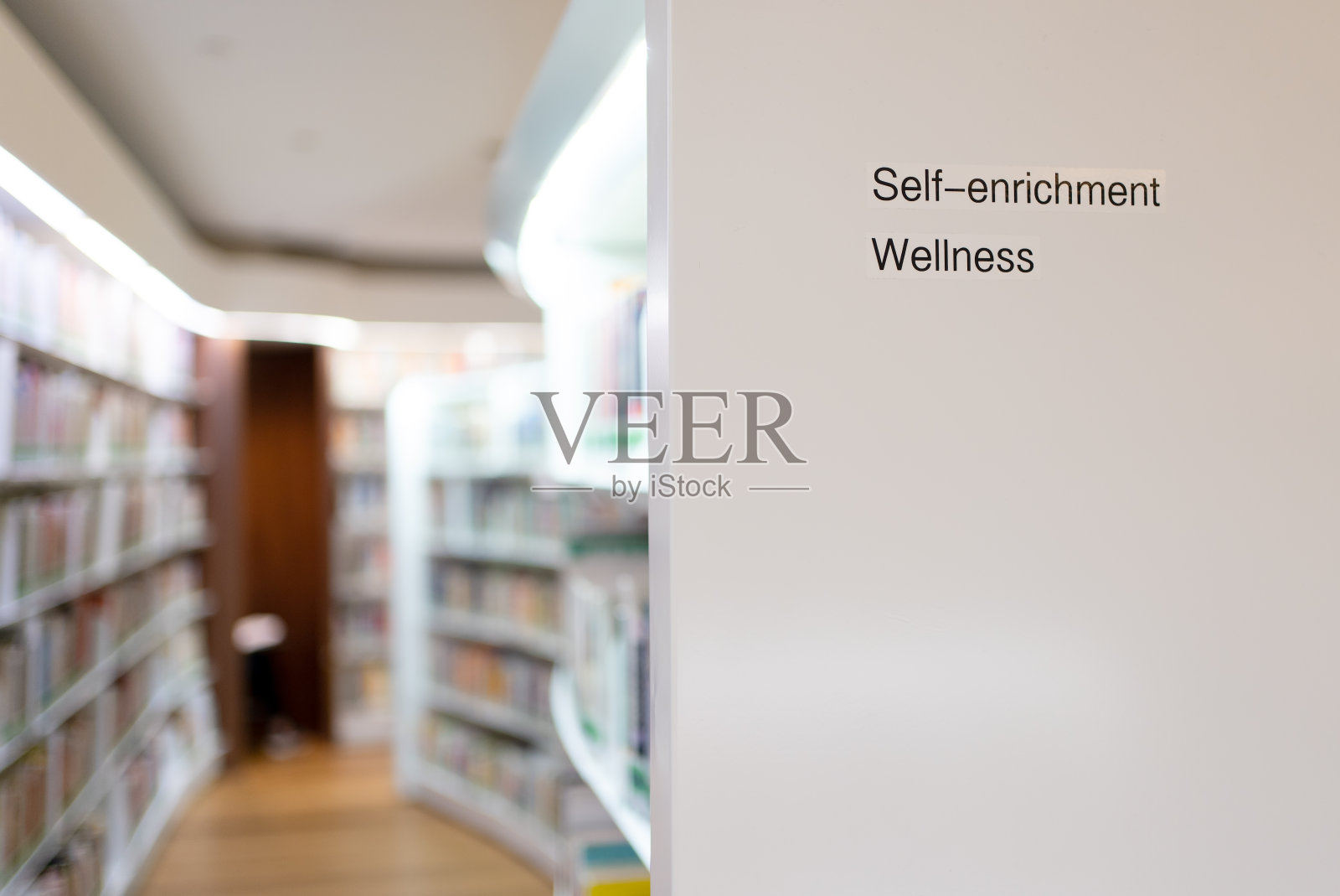 新加坡城市的图书馆和书架上的书。照片摄影图片