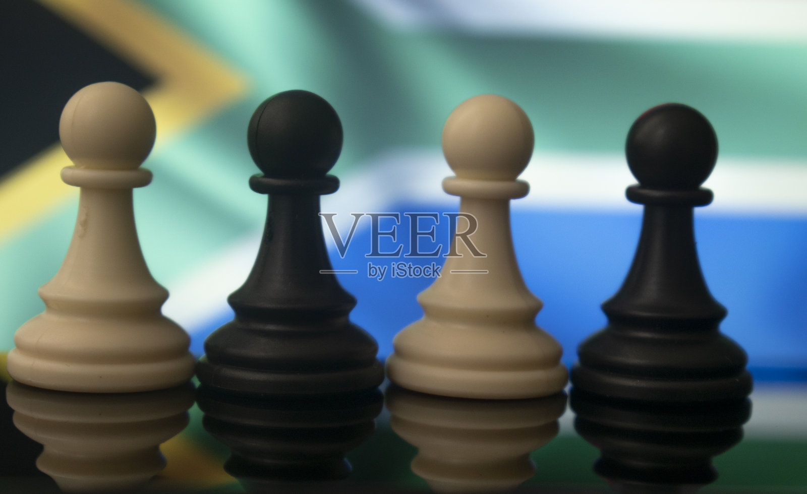南非国旗前的棋子代表着平等照片摄影图片