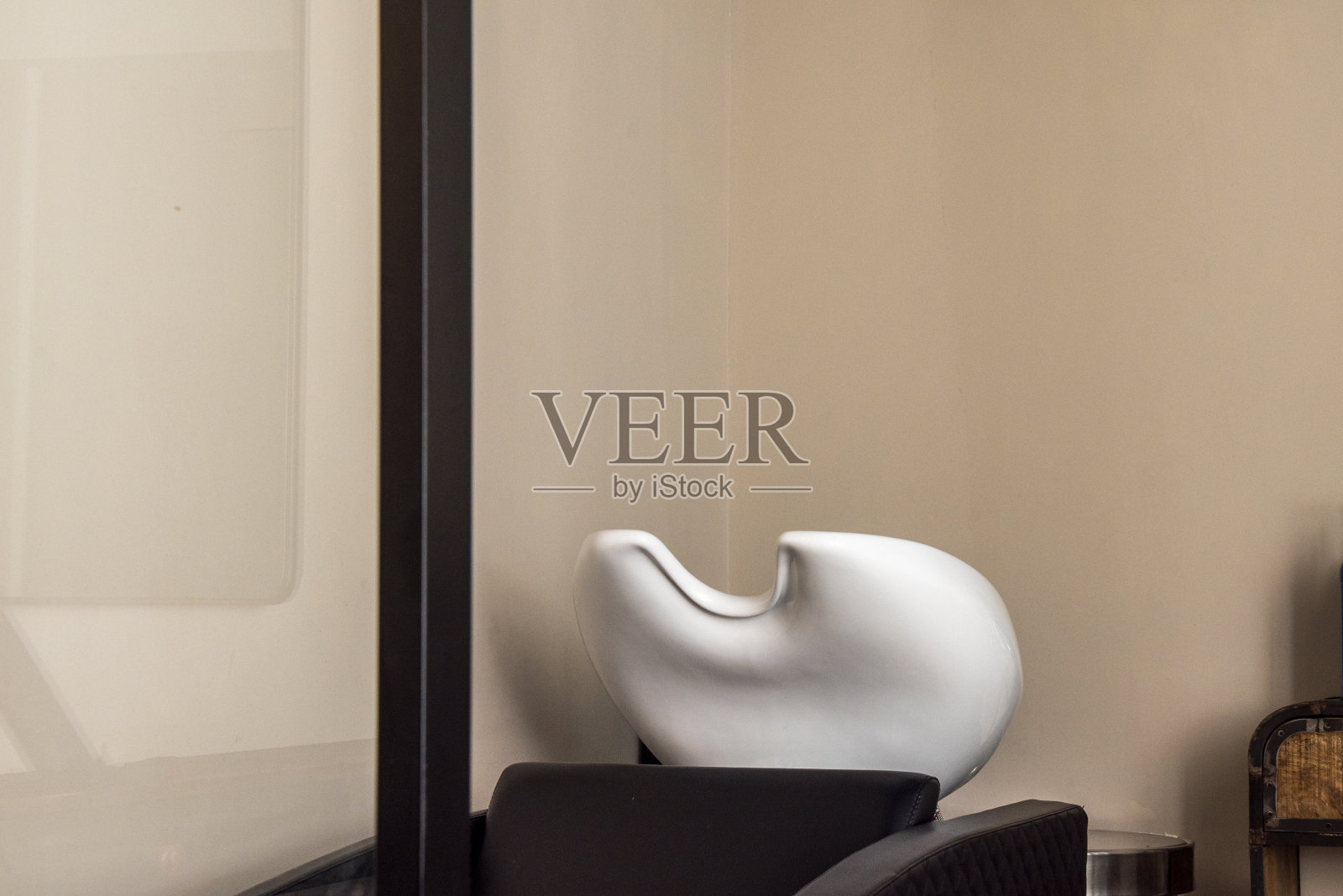 美发沙龙里洗头用的白瓷盆照片摄影图片