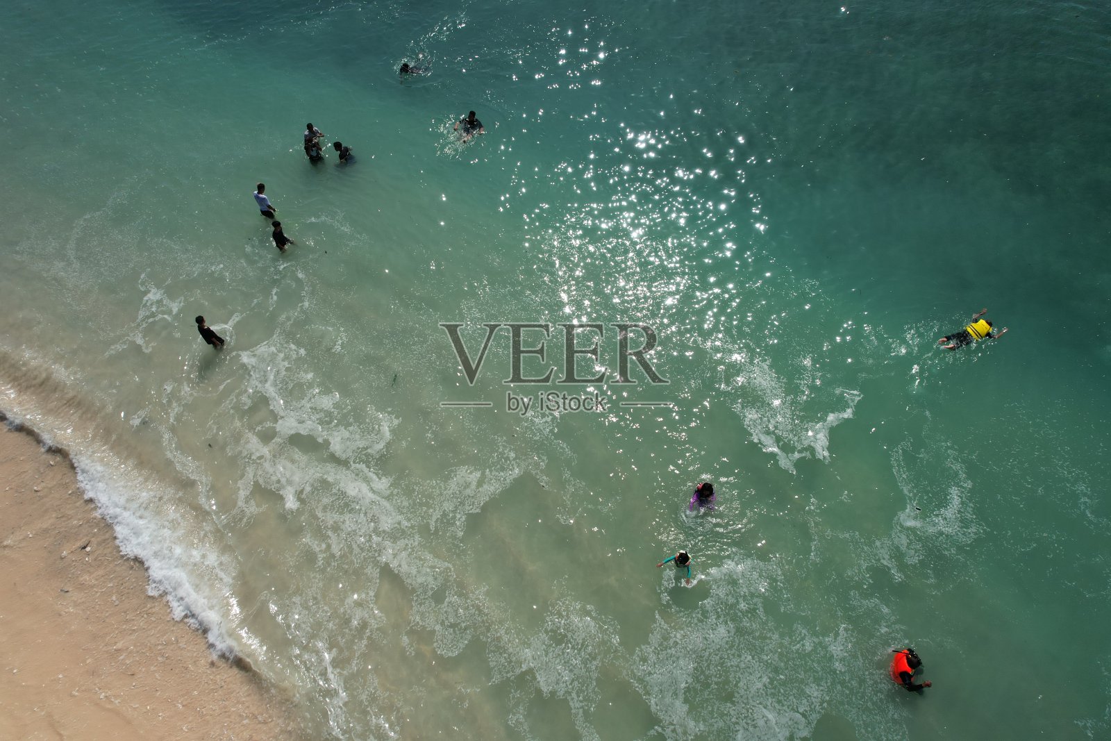 鸟瞰风景秀丽的绿松石海滩，位于西努沙登加拉岛龙目岛西海岸的吉利南古。蓝色的浮船在清澈的海水海滩照片摄影图片