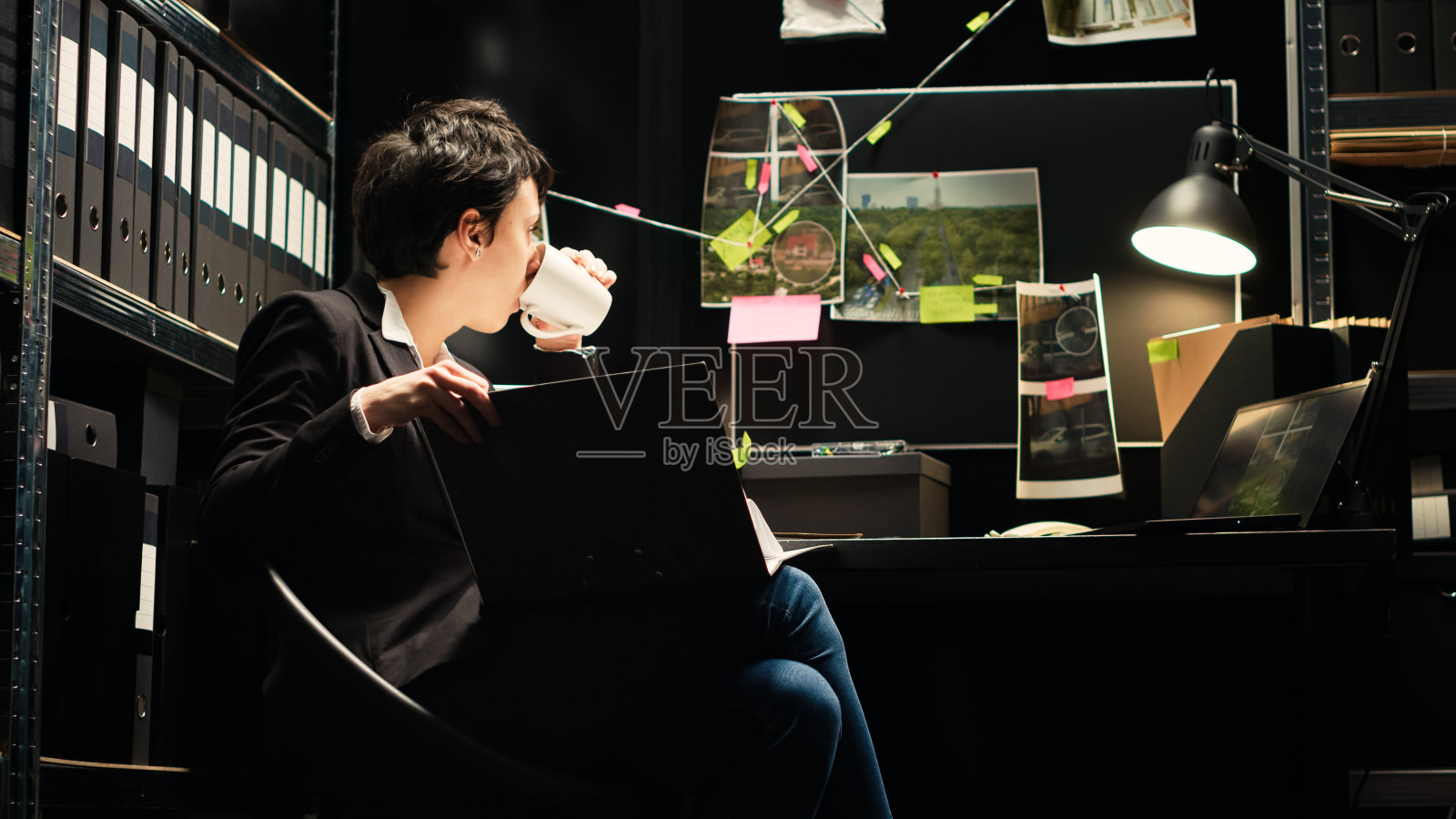 侦探评估机密文件照片摄影图片