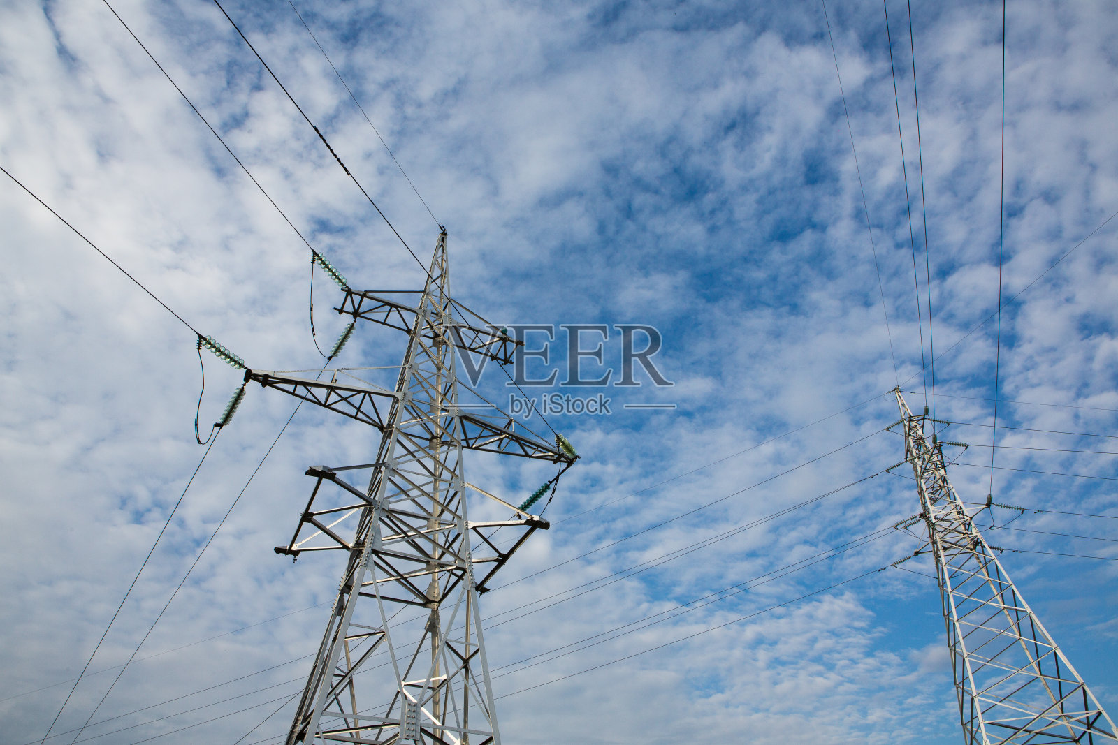 日落时分的高压电线照片摄影图片