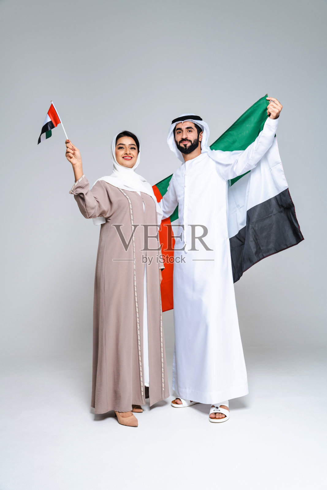 美丽的阿拉伯中东夫妇在工作室里穿着传统的酋长国服装照片摄影图片