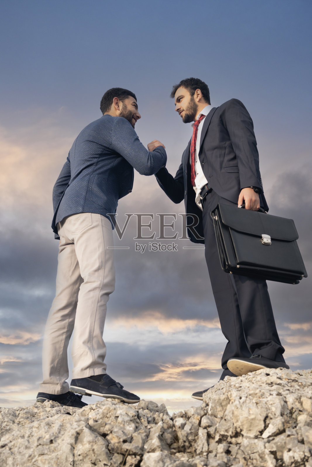 山峰上的成就与团队理念。照片摄影图片