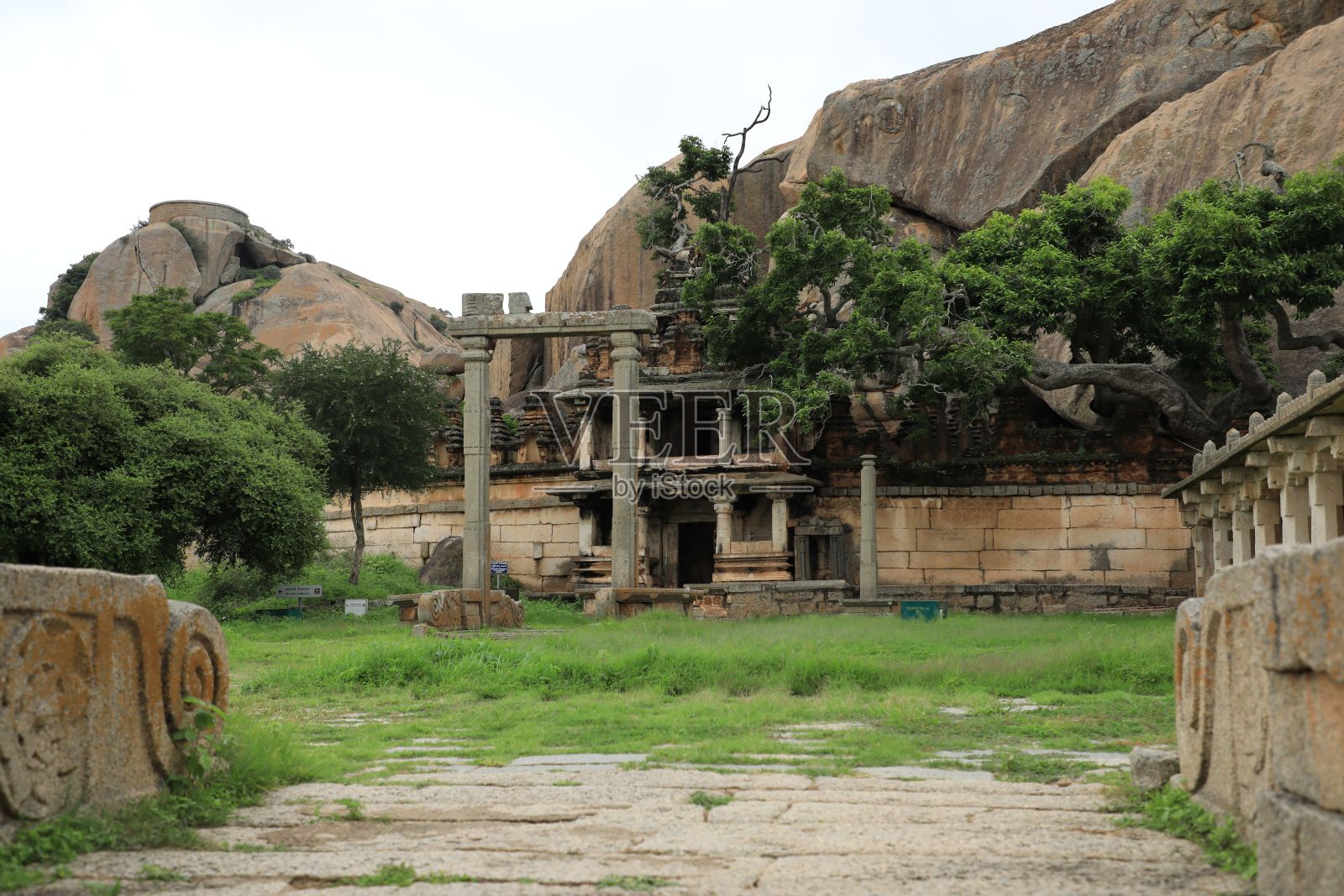 位于堡垒内山顶上的Hidembeswara著名寺庙。堡垒中的旧设备照片摄影图片