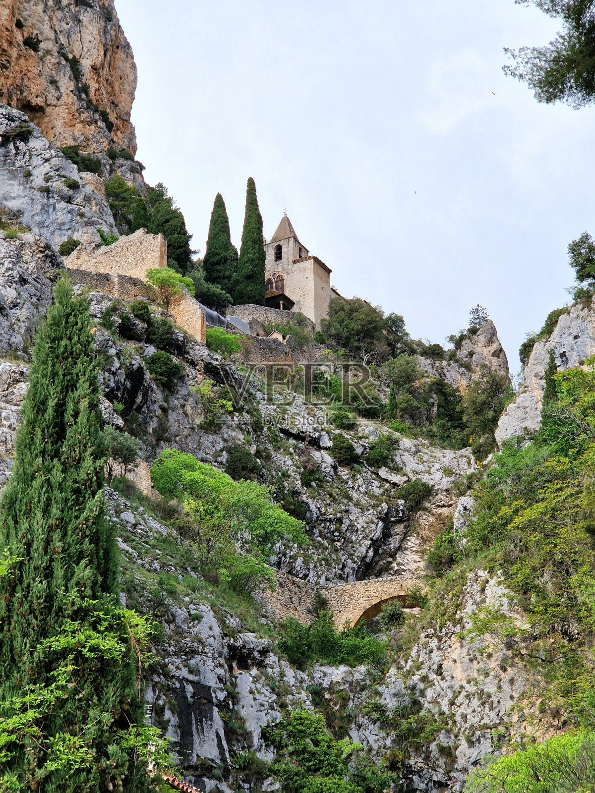 历史悠久的Moustiers-Sainte Marie，位于普罗旺斯靠近Verdon峡谷的村庄照片摄影图片