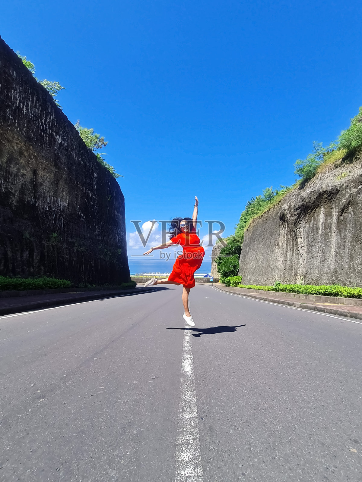 亚洲女性高兴得跳起来，因为她们摆脱了工作的无聊照片摄影图片