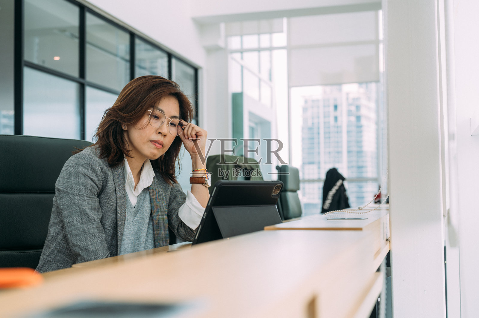在混乱的公司中导航:一位女商人的奋斗照片摄影图片