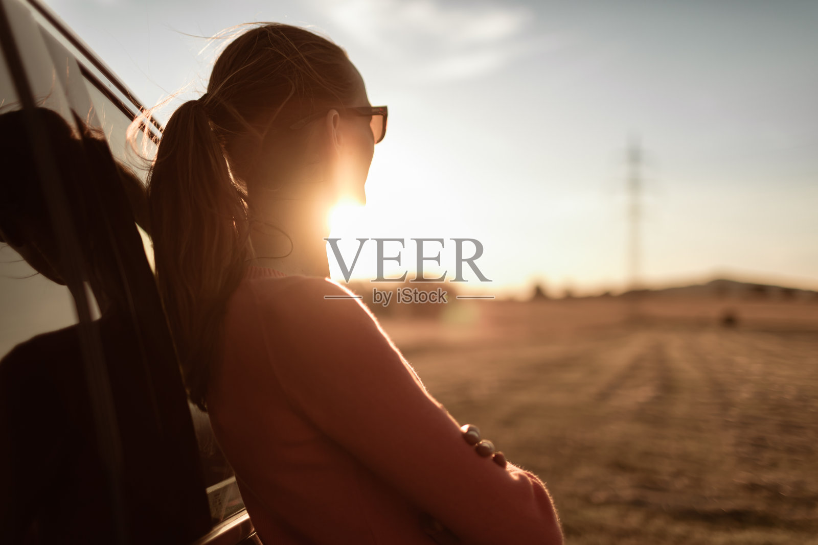 有思想的快乐女人享受大自然的日出照片摄影图片