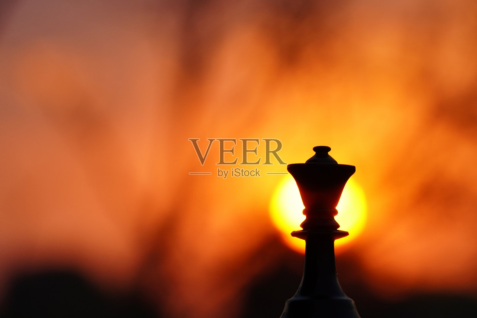 日落背景上的棋子照片摄影图片