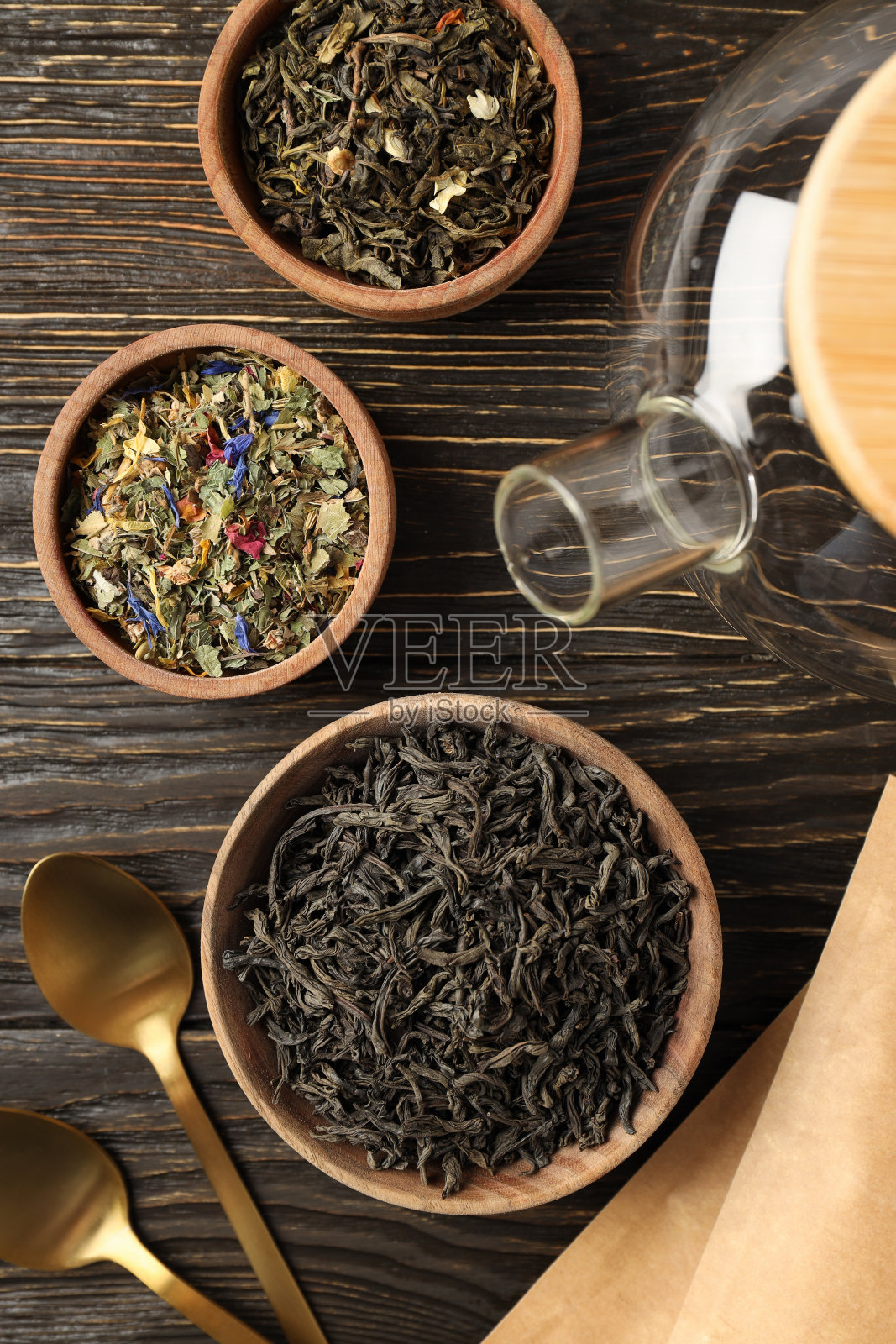 在木制背景上用不同种类的茶煮茶的概念照片摄影图片