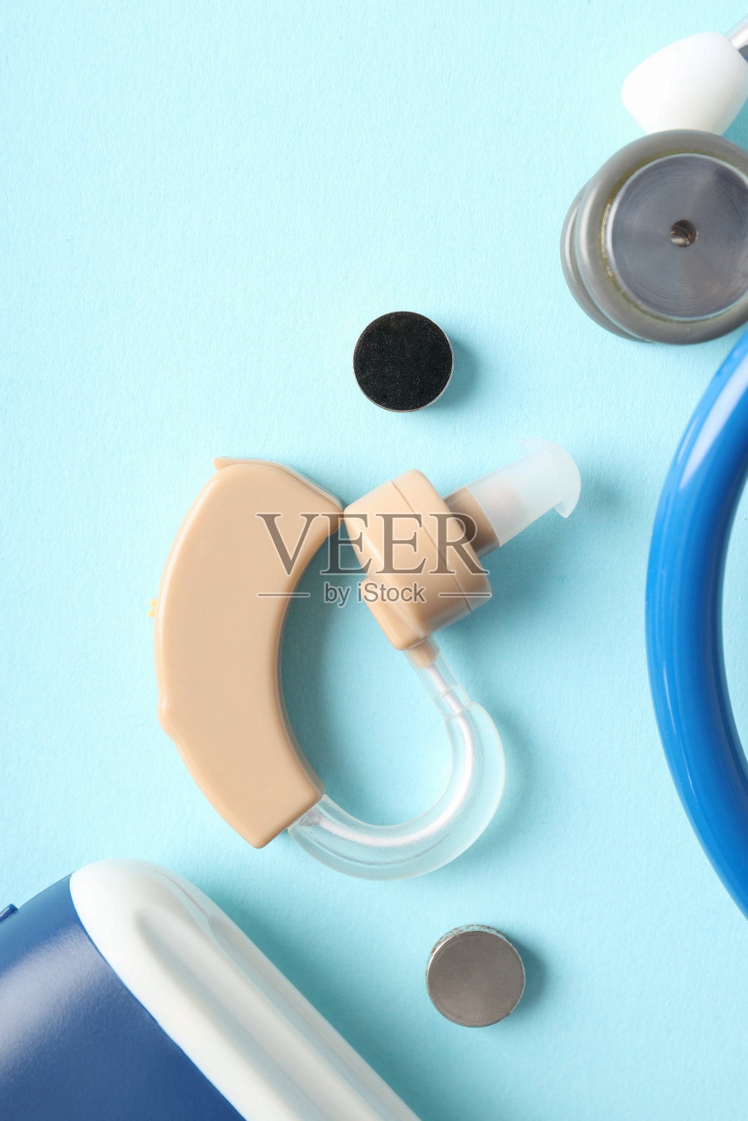 蓝色背景助听器的医疗保健概念照片摄影图片