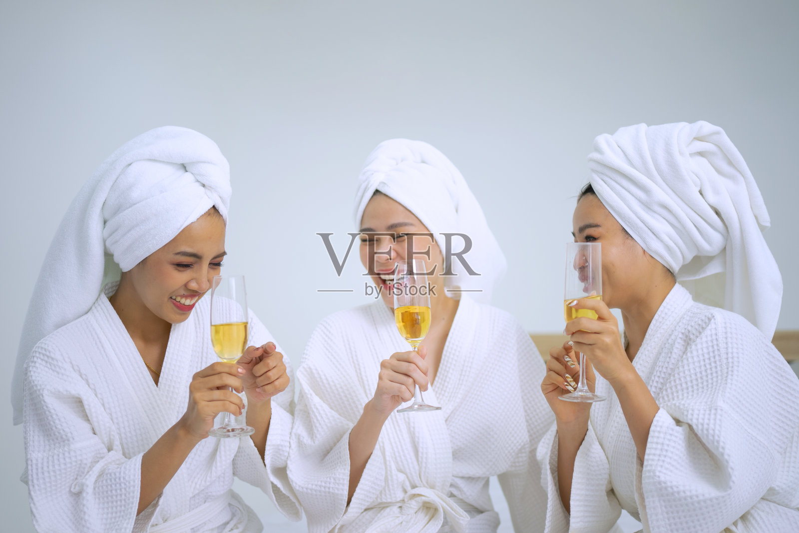 漂亮的女人花时间在度假和水疗酒店。照片摄影图片