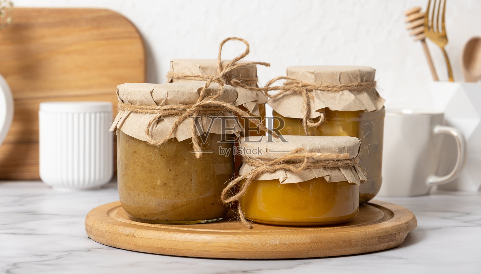 厨房里有装着蜂蜜的玻璃罐照片摄影图片