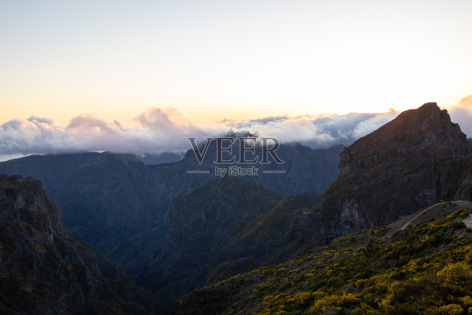 日落时分，马德拉岛上的云层逆温照片摄影图片