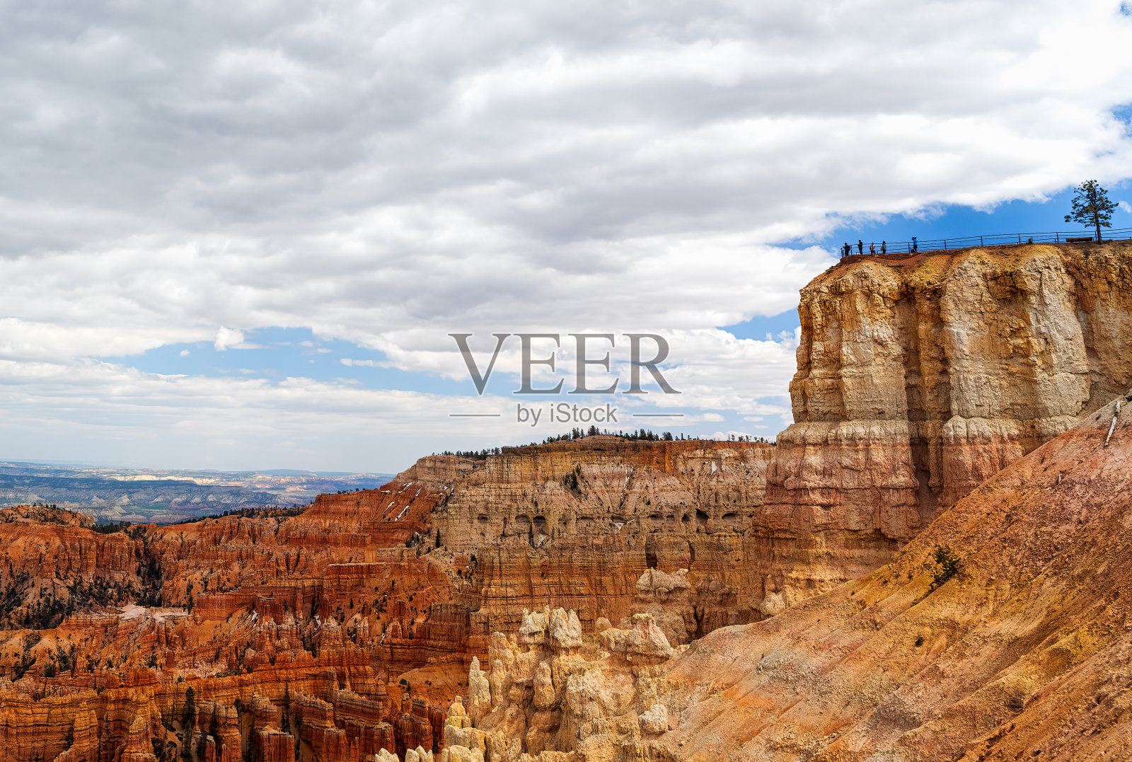 美国犹他州布莱斯峡谷国家公园，夏季布莱斯峡谷的胡毒巫术岩层。照片摄影图片