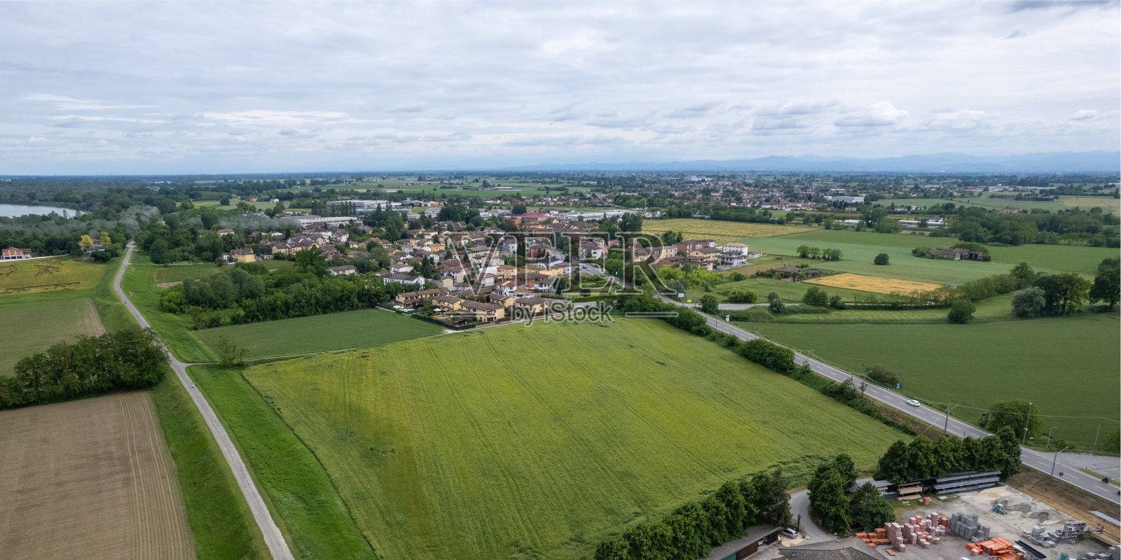 日落时分，意大利阿尔夸托城堡圣洛伦索的航拍全景照片摄影图片