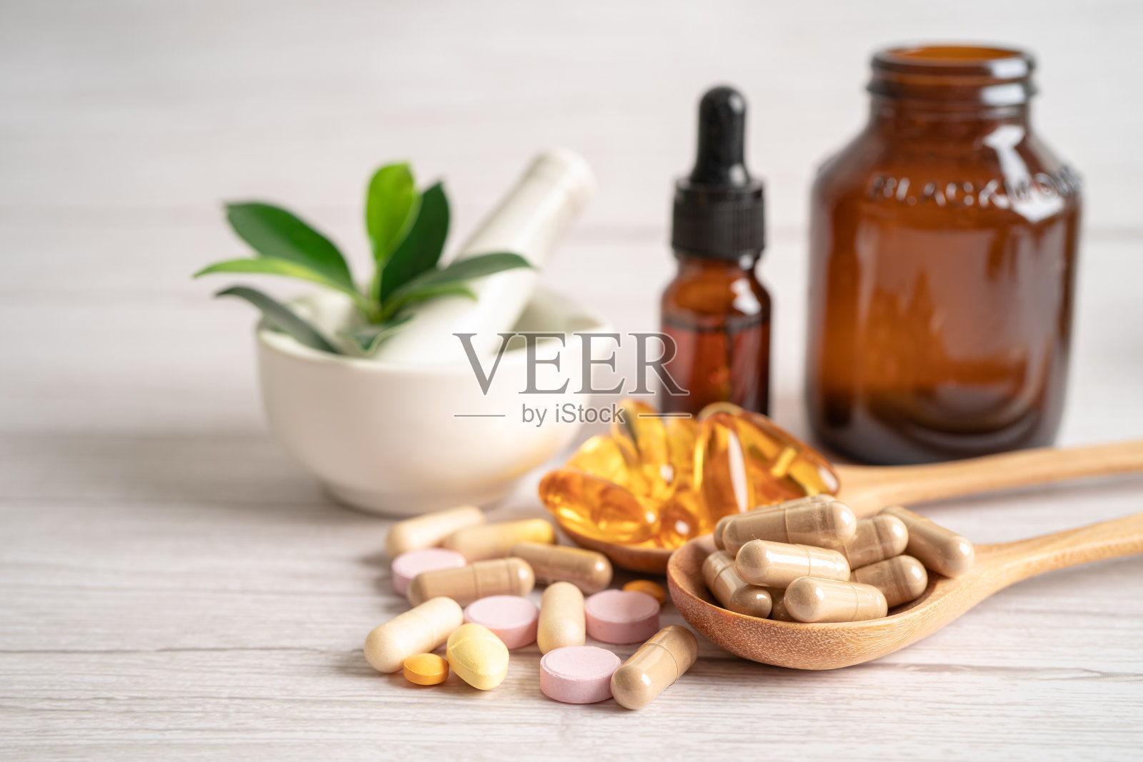 替代医学草药有机胶囊，含有维生素E, omega 3鱼油，矿物质，药物与草药叶天然补充健康美好生活。照片摄影图片