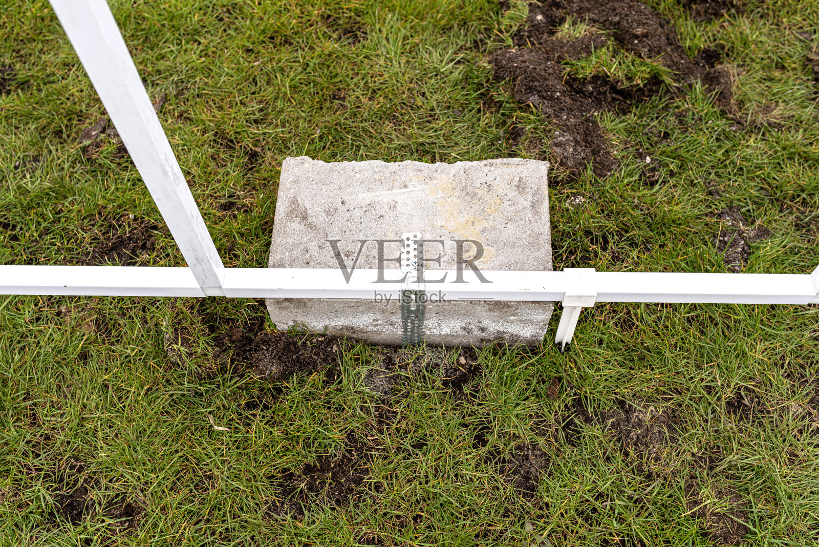 用铝框架和厚箔组装一个家庭温室。照片摄影图片