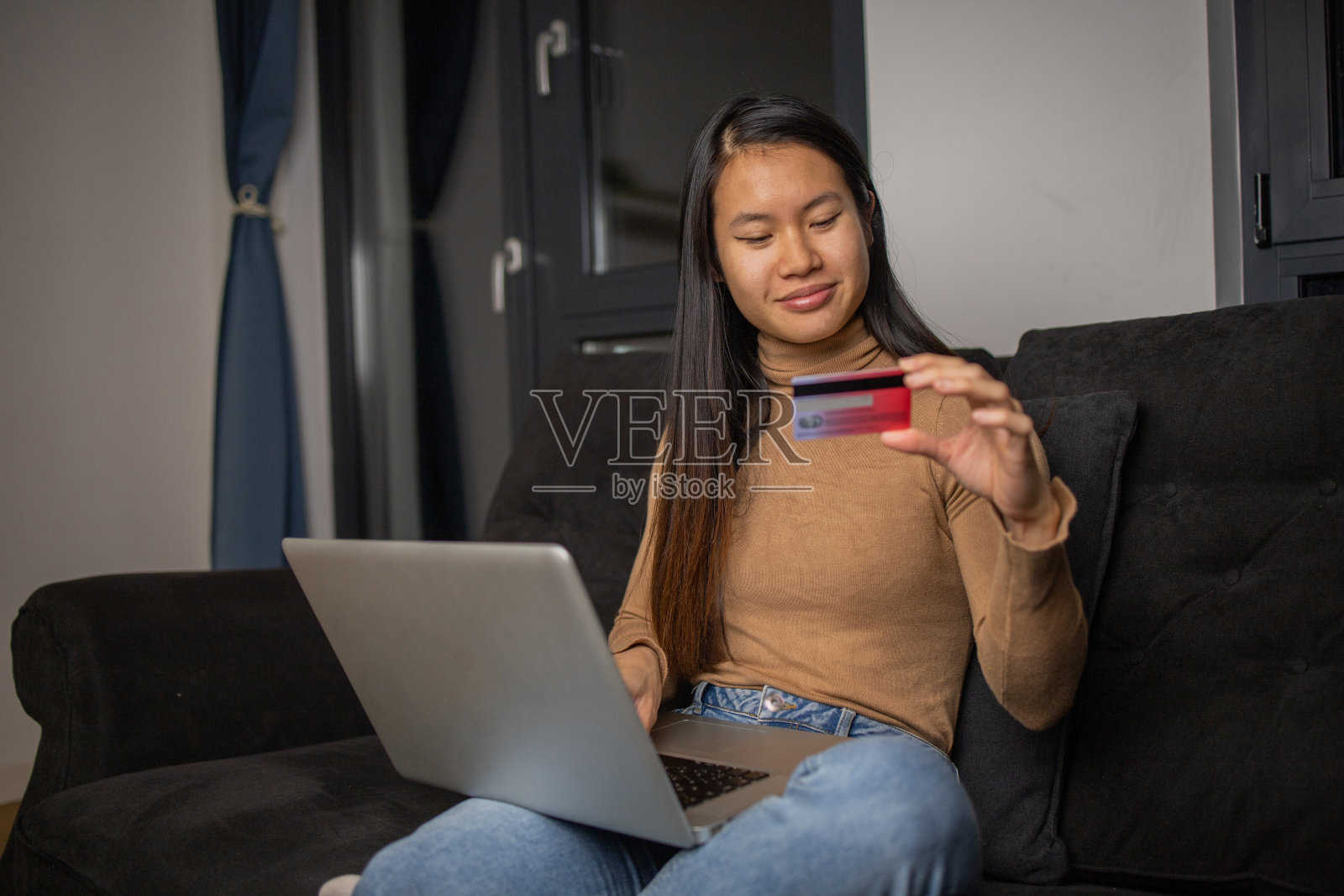 一个女人用信用卡在网上购物照片摄影图片