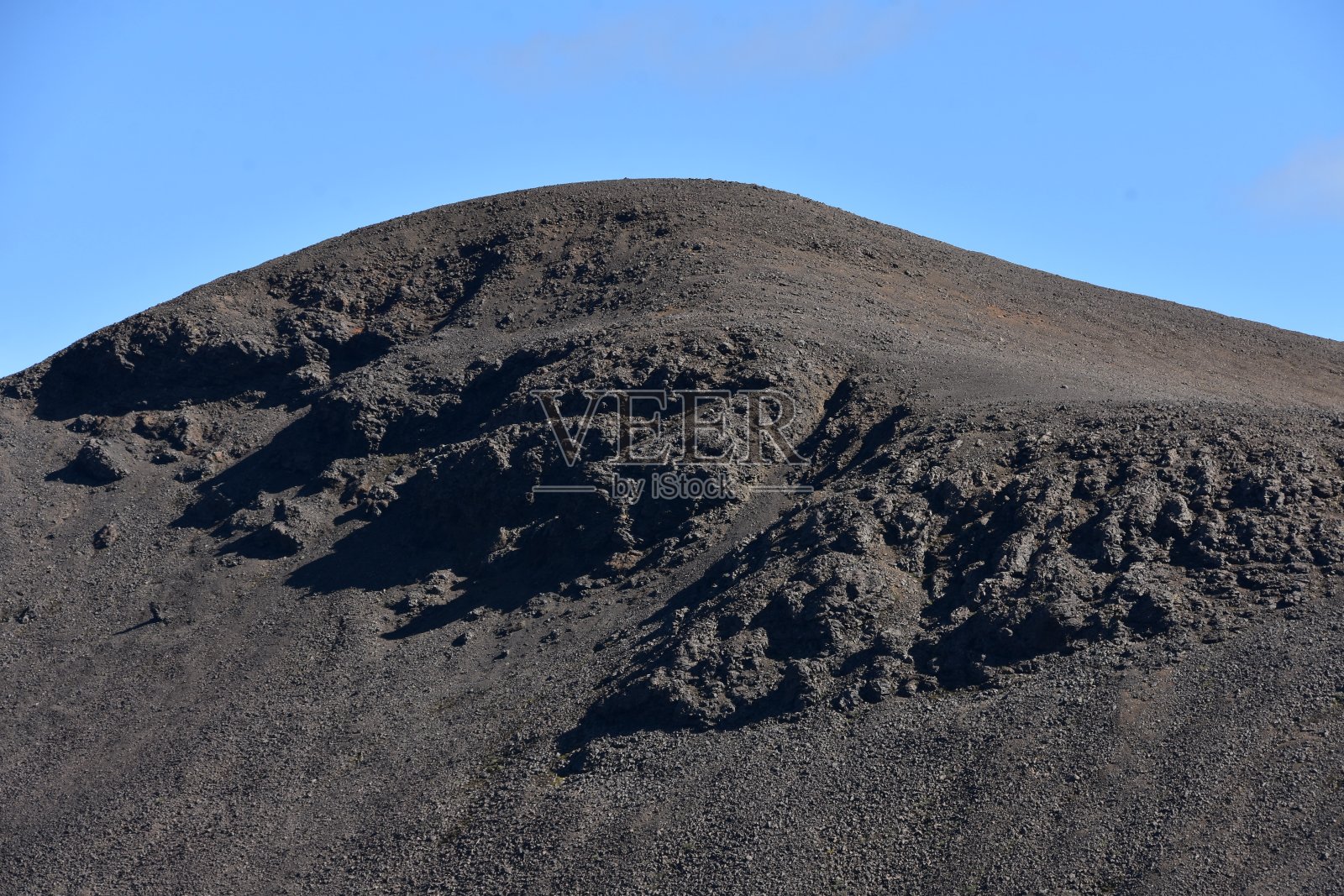 一座有火山石的山，进入冰岛的Myvatn地区照片摄影图片