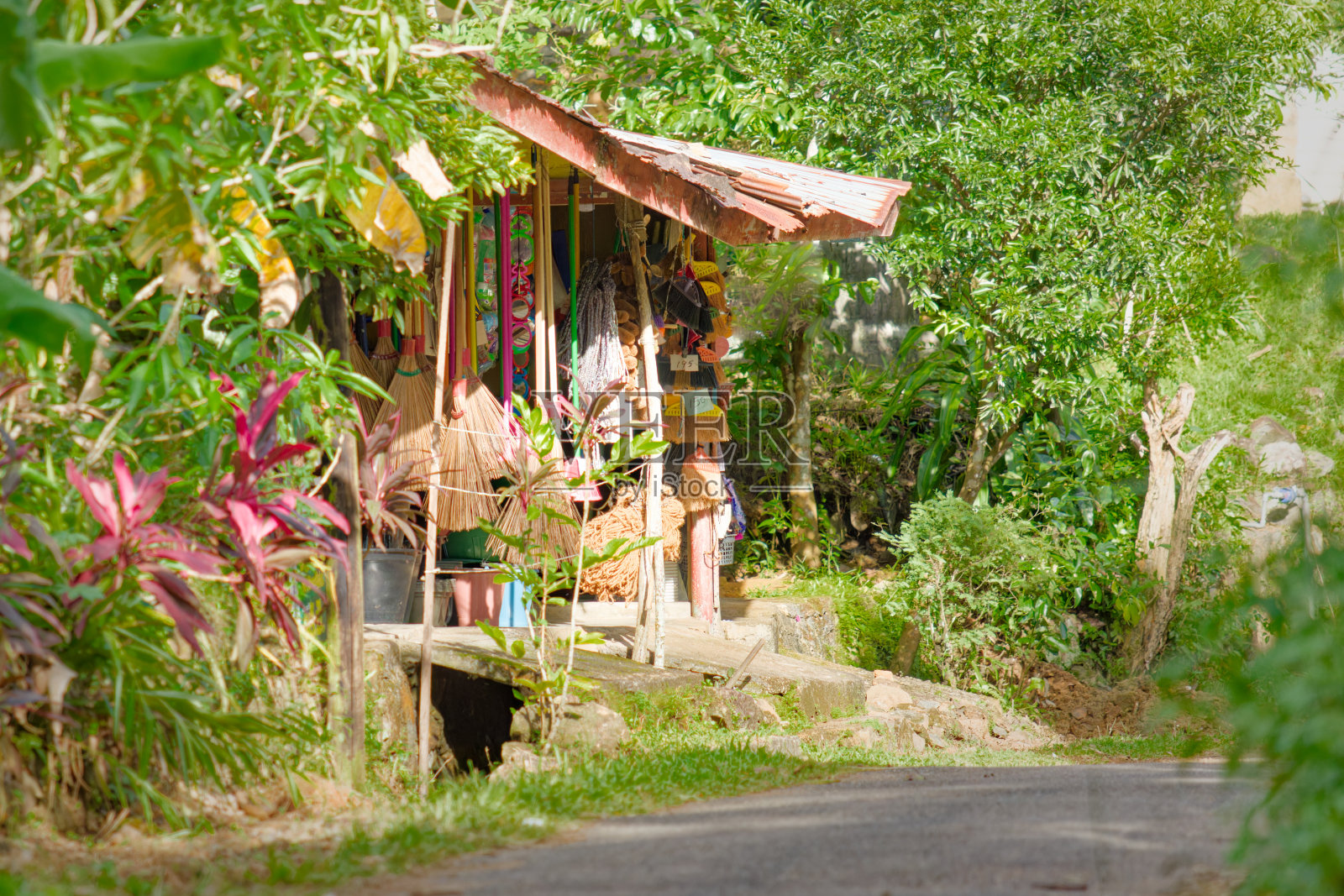 在一个亚洲村庄里，乡村商店，商店前面出售各种各样的商品照片摄影图片