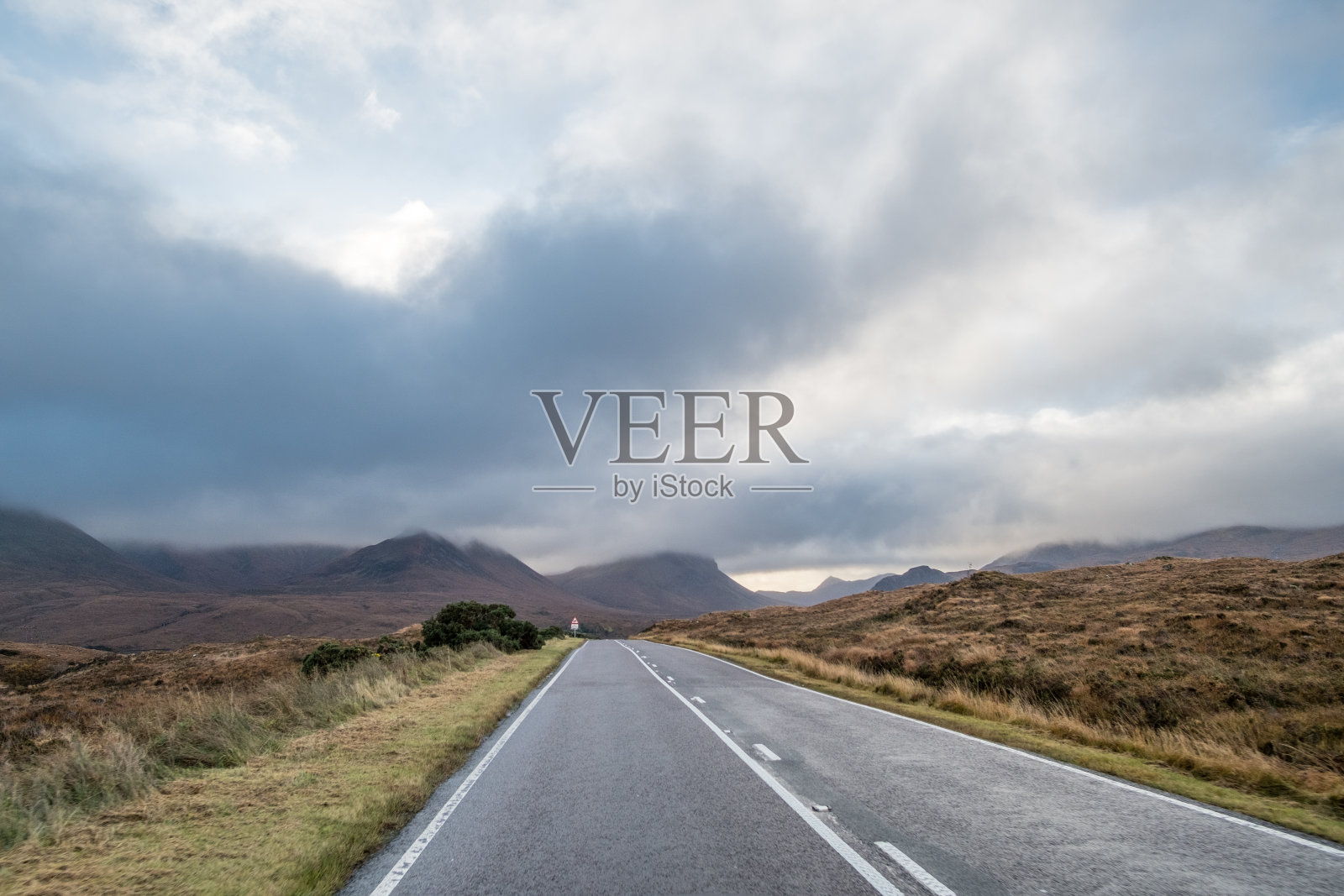 苏格兰高地山林景观公路。自驾游，度假的概念。照片摄影图片