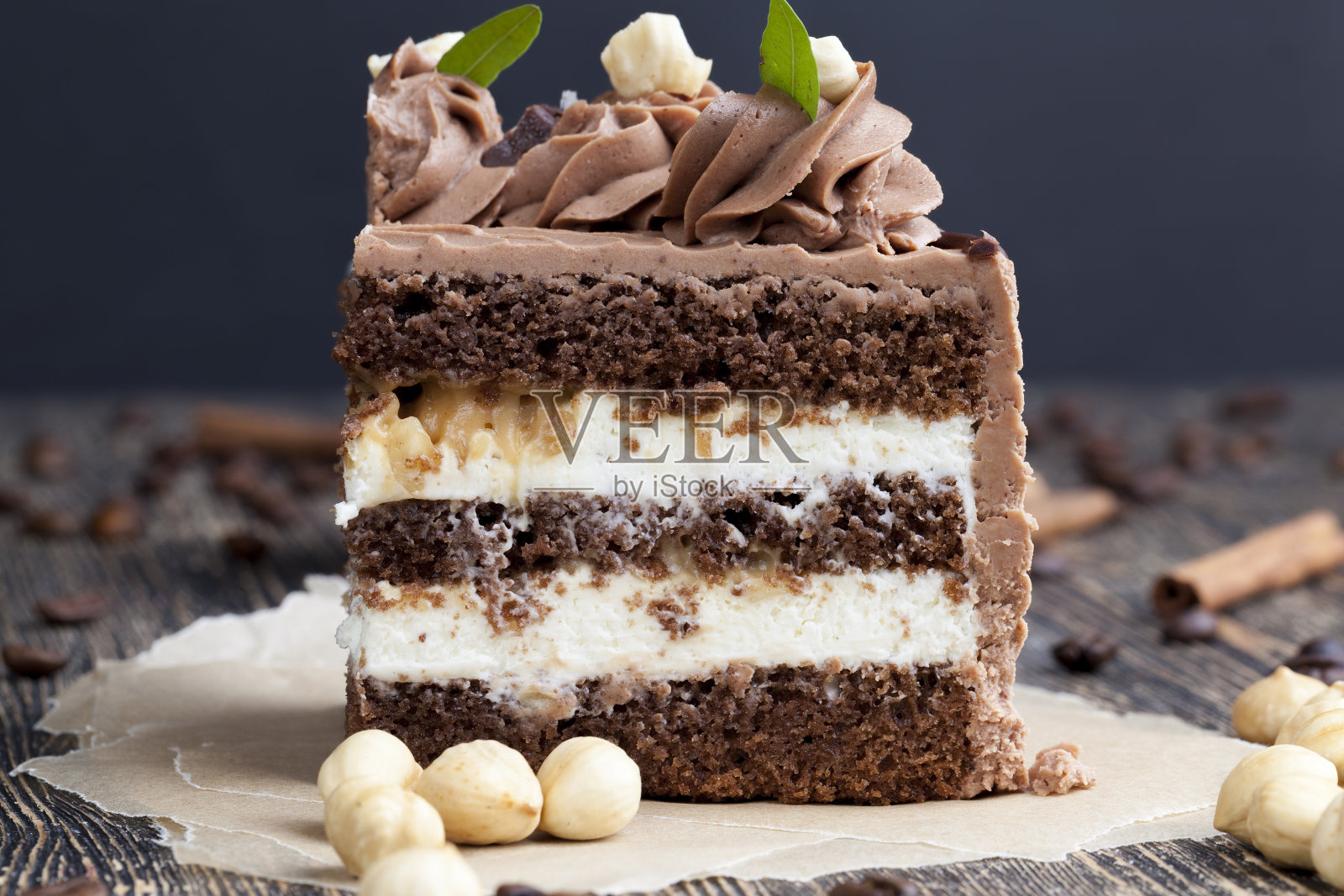 甜蛋糕配巧克力蛋糕和咸焦糖坚果照片摄影图片