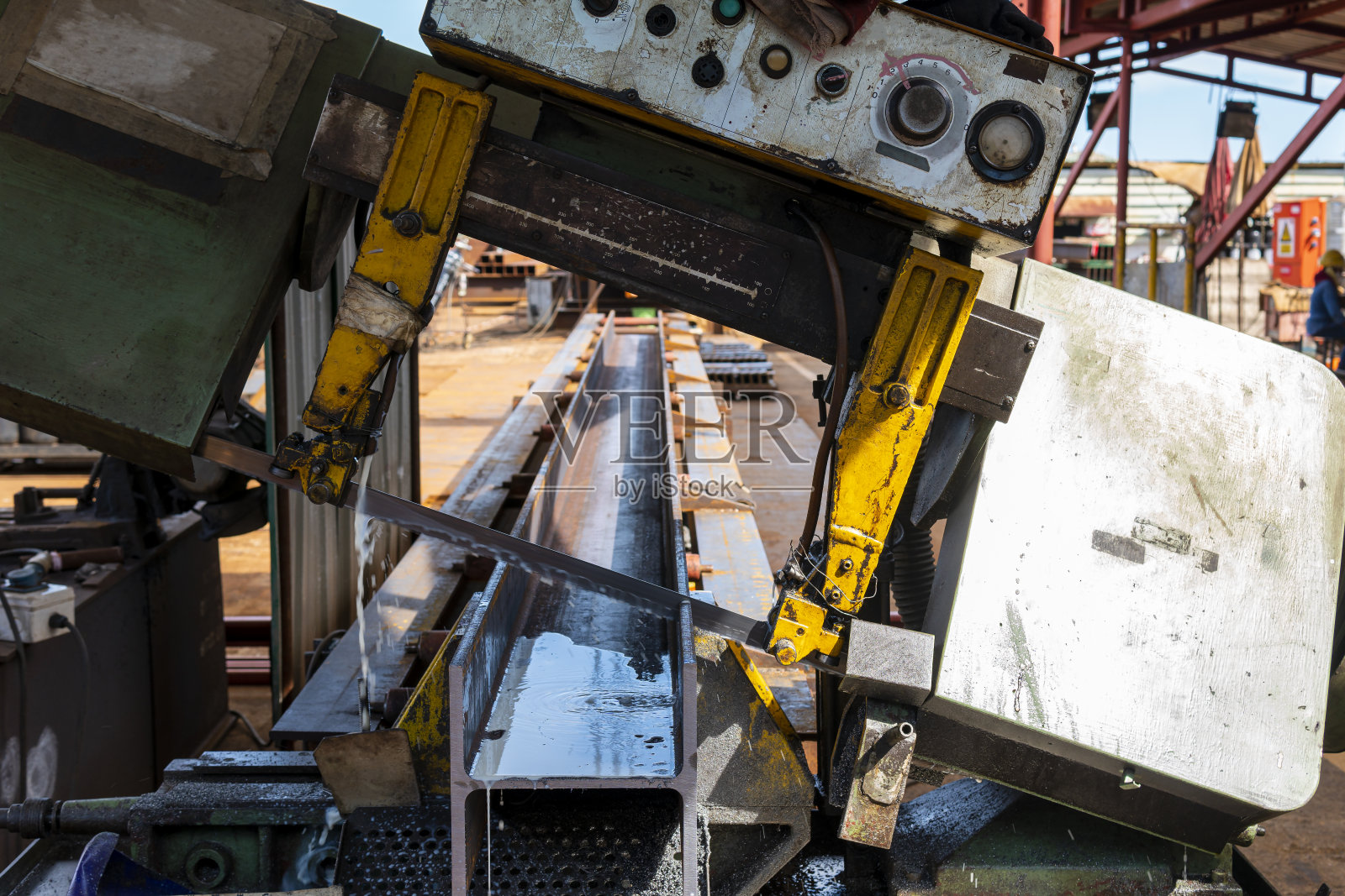 用带锯机切割h型钢。照片摄影图片
