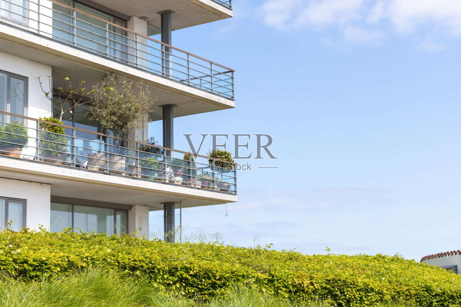 大阳台映衬着蓝天。照片摄影图片