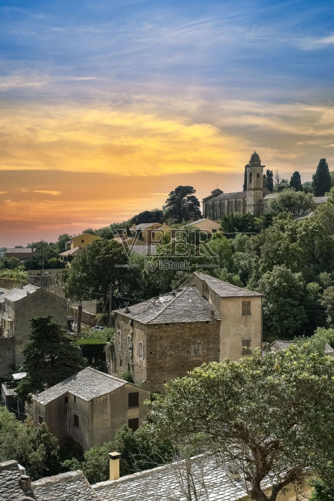 科西嘉岛一个村庄典型的传统房屋。照片摄影图片