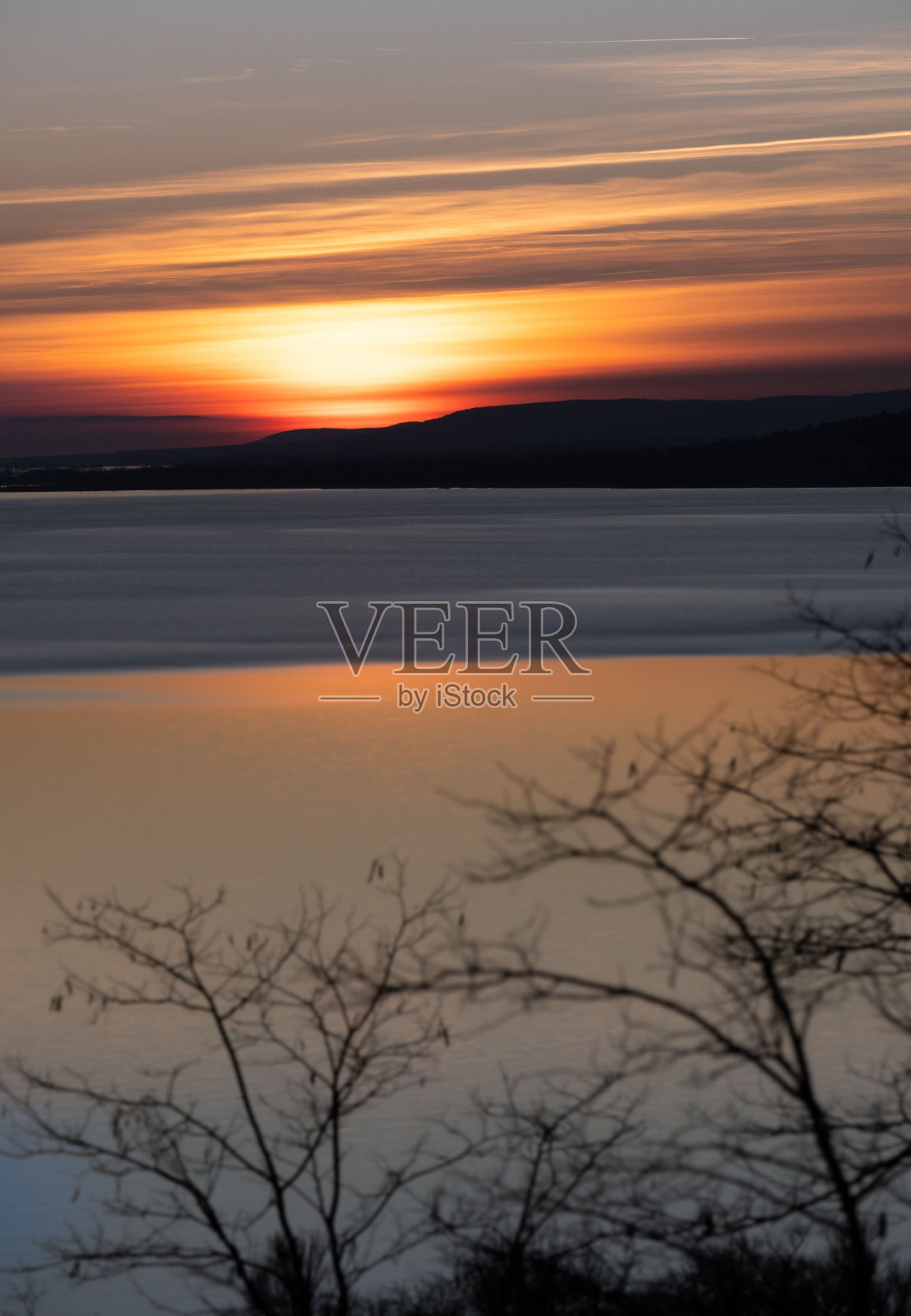 傍晚，阳光灿烂地照在湖面上照片摄影图片