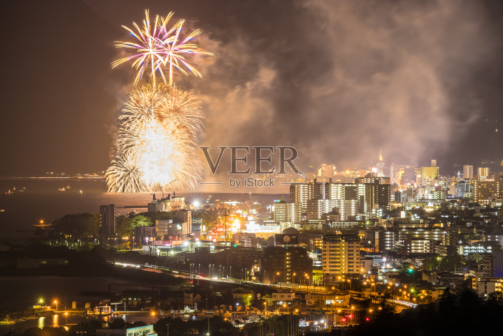 日本大分县别府市的夜景和烟花照片摄影图片