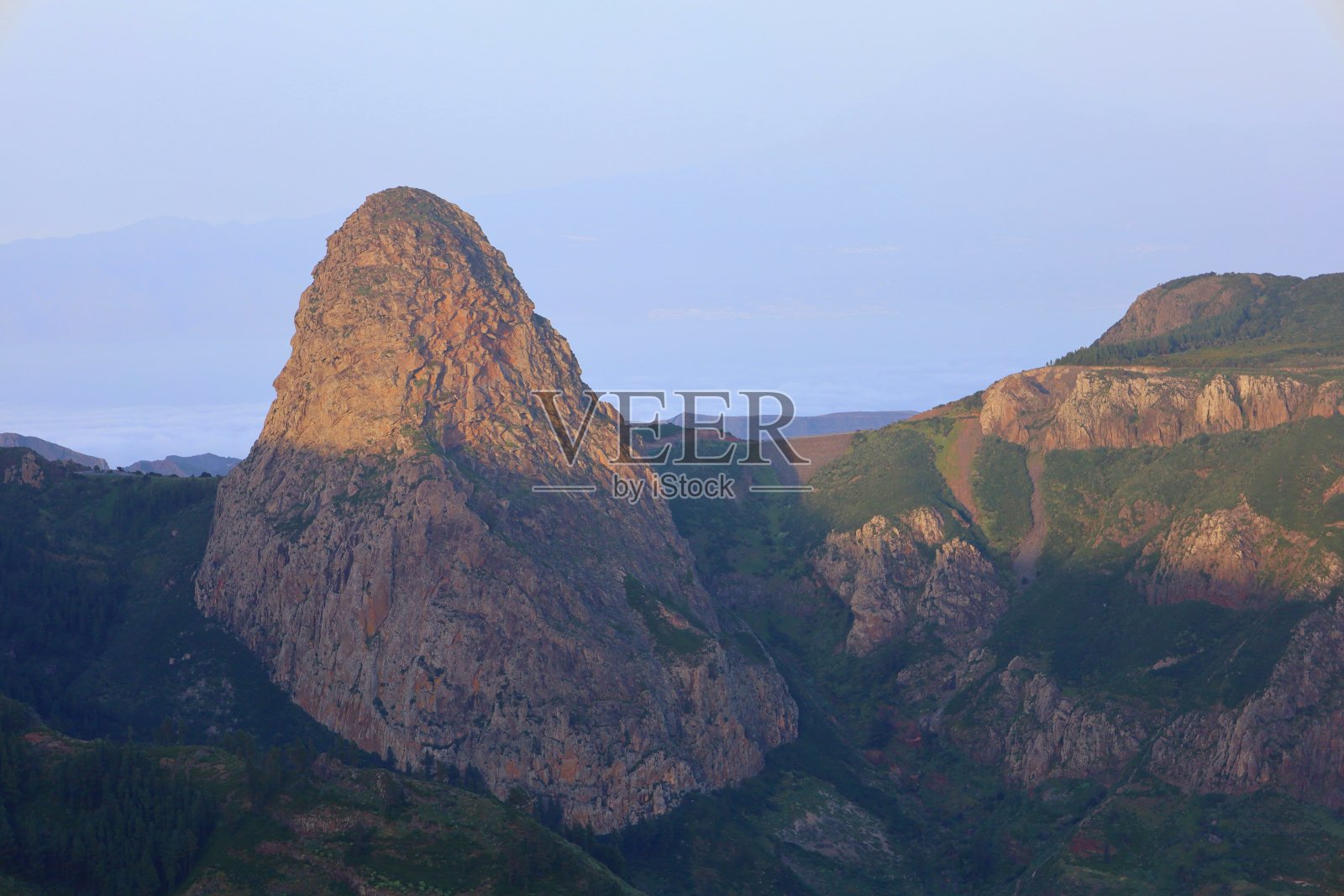 在西班牙加那利群岛的戈梅拉加拉霍内国家公园，从巨大的火山岩形成的Mirador de Roque de Agando的风景照片摄影图片