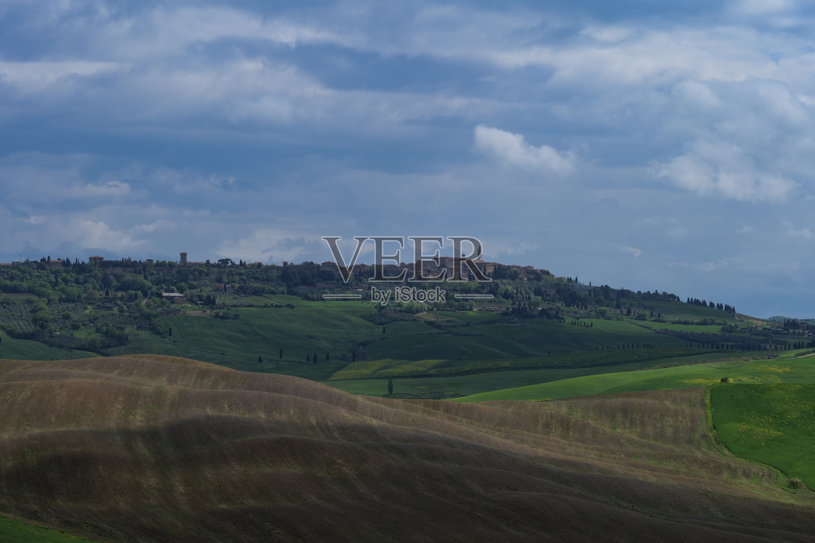 春天的托斯卡纳田野，阴天的心情，奥卡谷，皮恩扎地区照片摄影图片