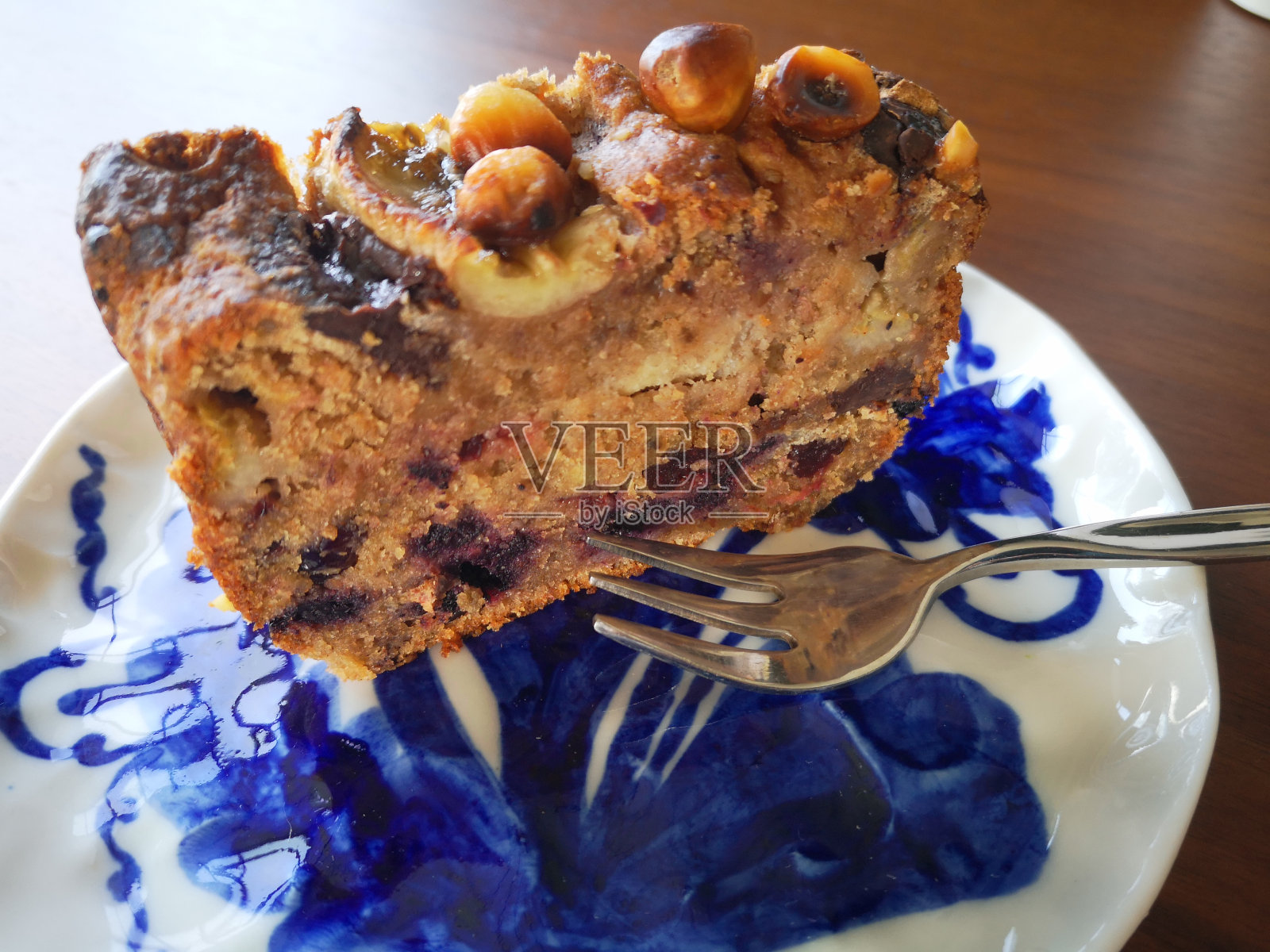 白色和蓝色盘子上美味的蛋糕照片摄影图片